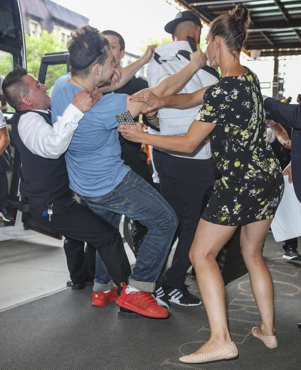 Chuẩn bị bước vào khách sạn thì sự cố xảy ra